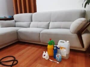 tránh dùng chất tẩy rửa mạnh để bảo quản ghế sofa 